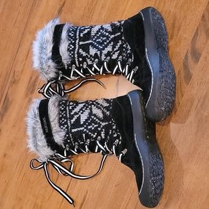 MUK LUKS white qwen boot size 10